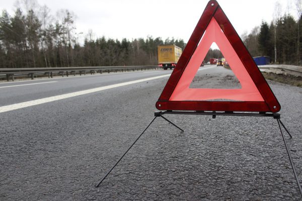 znak drogowy ostrzegający przed miejscem wypadku samochodowego
